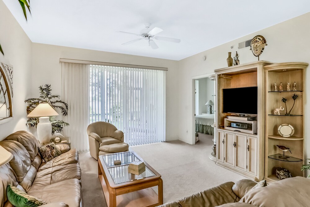 Lakefront condo with pool, central AC, washer/dryer, & gas grill