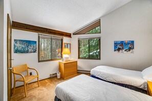 4 bedrooms, internet, bed sheets - Great home near Main St - washer/dryer, fireplace, Quechee Club access available (Quechee)