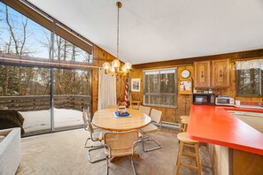 Dining - Great home near Main St - washer/dryer, fireplace, Quechee Club access available (Quechee)