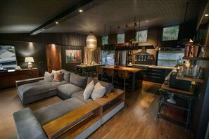 Smart TV - Black Diamond Luxury (Queenstown)