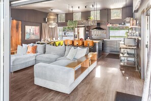 Smart TV, books, stereo