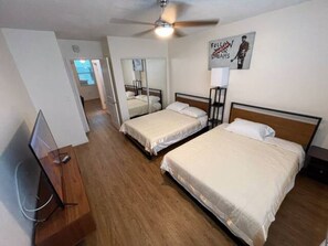 1 室のベッドルーム、アイロン / アイロン台、WiFi (無料)、ベッドシーツ