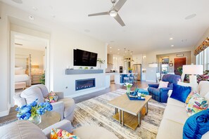 TV, peis, bøker og kontorer