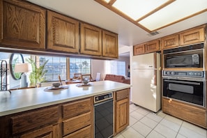 Private kitchen - Riverfront w/ Private Dock and Marina | Sleeps 8 (Bullhead City)