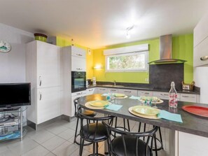 Een koelkast, een microgolfoven, een oven, een vaatwasser