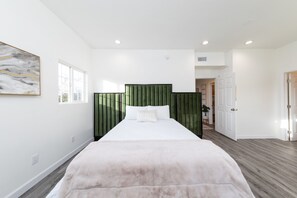 2 habitaciones, escritorio, tabla de planchar con plancha y wifi gratis 