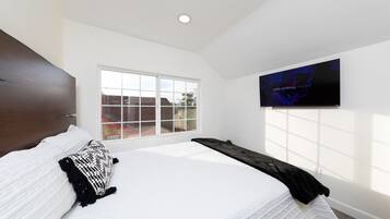 2 makuuhuonetta, työpöytä, silitysrauta/-lauta, ilmainen Wi-Fi