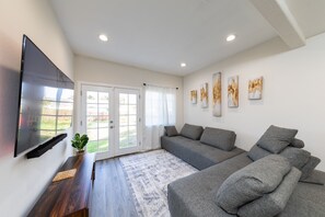 Smart TV, futbolito, libros