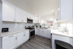 Refrigerador, microondas, horno, placa de cocina