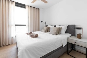 3 slaapkamers, een strijkplank/strijkijzer, gratis wifi, beddengoed