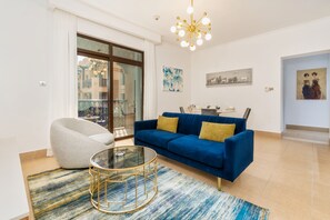 Apartamento (2 Bedrooms) | Zona de estar | Televisión de plasma de 1 cm con canales por satélite, una televisión