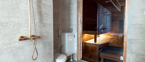 Deluxe Apartment | Bathroom | Separate tub and shower, jetted tub, hair dryer, towels