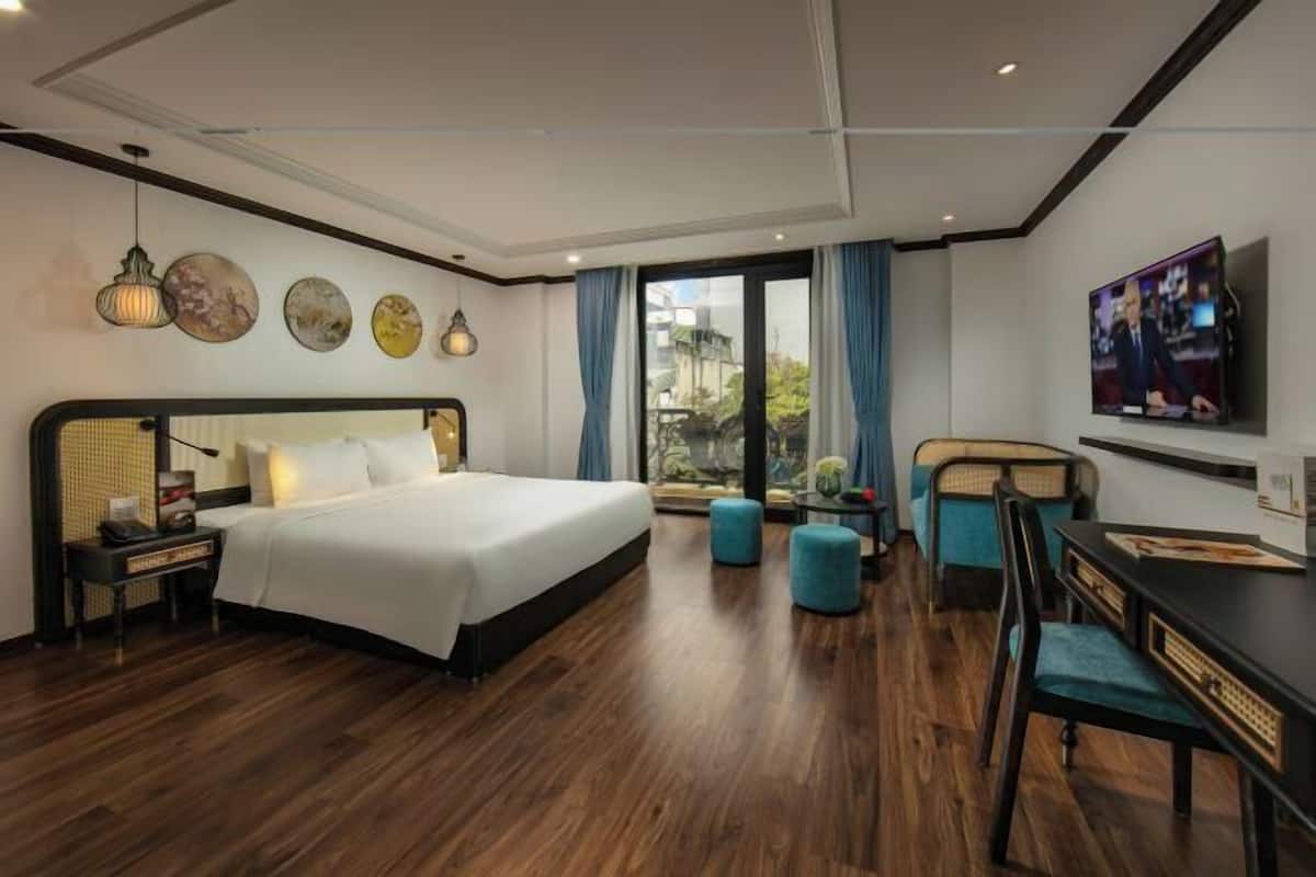 Premium bedding, pillowtop beds, minibar (some free items), in-room safe