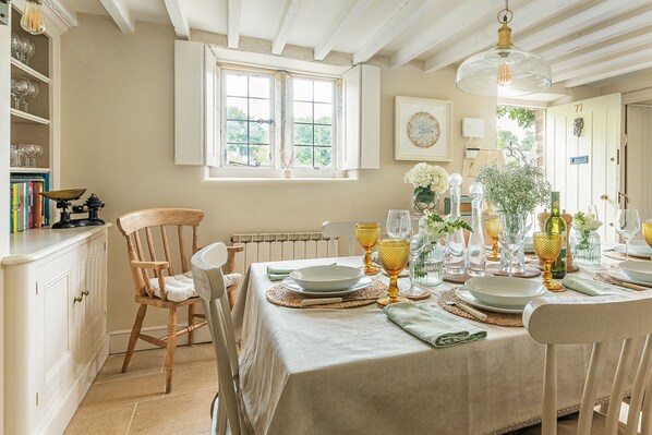 Dining - Four bed Cotswold holiday cottage - Greenview Cottage (Little Barrington, near Burford)