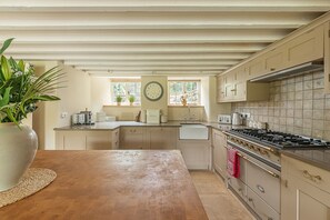 Fridge, microwave, oven, stovetop - Four bed Cotswold holiday cottage - Greenview Cottage (Little Barrington, near Burford)