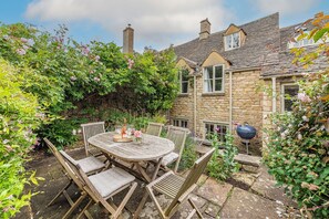 Outdoor dining - Four bed Cotswold holiday cottage - Greenview Cottage (Little Barrington, near Burford)