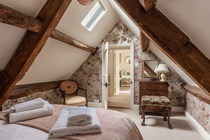 4 bedrooms, travel crib, WiFi, bed sheets - Four bed Cotswold holiday cottage - Greenview Cottage (Little Barrington, near Burford)