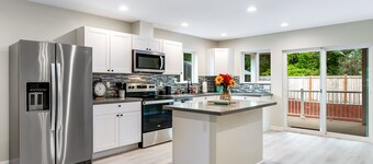 Elegant dog-friendly home near marina & beach - covered deck & W/D