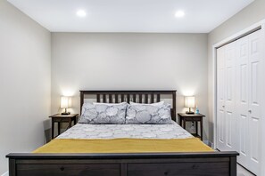 3 habitaciones, tabla de planchar con plancha, wifi y ropa de cama