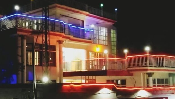Un edificio con un letrero que dice “Karim Guest House” y “Naeem Khan, Salim Khan”.