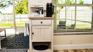 Kahvilassa on Keurig-kahvinkeitin, kahvimylly ja tavallinen kahvinkeitin.