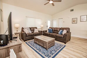 Smart TV, fireplace, DVD player - Stylish 3BR Home w/ Lake Views in Heather Lakes |Lanai |Pet-Friendly Yard |Long Stays Welcome! (Brandon)