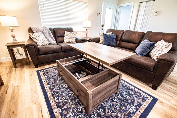 Smart TV, fireplace, DVD player - Stylish 3BR Home w/ Lake Views in Heather Lakes |Lanai |Pet-Friendly Yard |Long Stays Welcome! (Brandon)