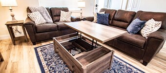 Stylish 3BR Home w/ Lake Views in Heather Lakes |Lanai |Pet-Friendly Yard |Long Stays Welcome!