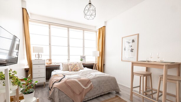 A bedroom with a bed, bedside tables, a desk, and a chair. - 2ndhomes Modern Studio in the Center (Helsinki)