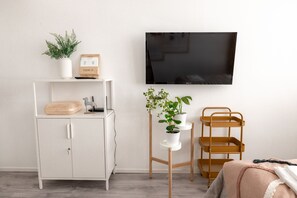 City studio | Woonruimte | Een 32-inch televisie met kabelzenders