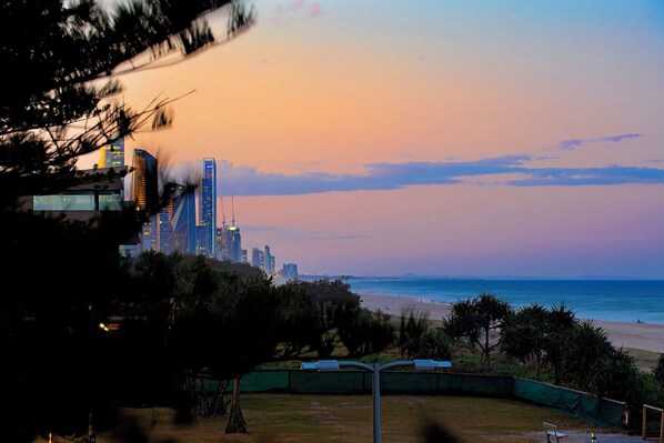 المنطقة المحيطة بالمنشأة