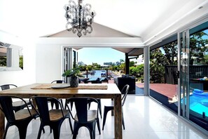 Outdoor dining - Laguna Bay, Broadbeach Waters (Gold Coast)