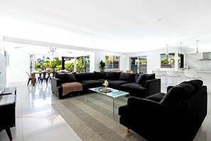 TV - Laguna Bay, Broadbeach Waters (Gold Coast)