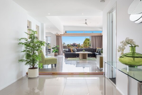 المنشأة من الداخل