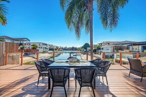 Outdoor dining - Tropical Dreaming (Heated Pool) (Gold Coast)