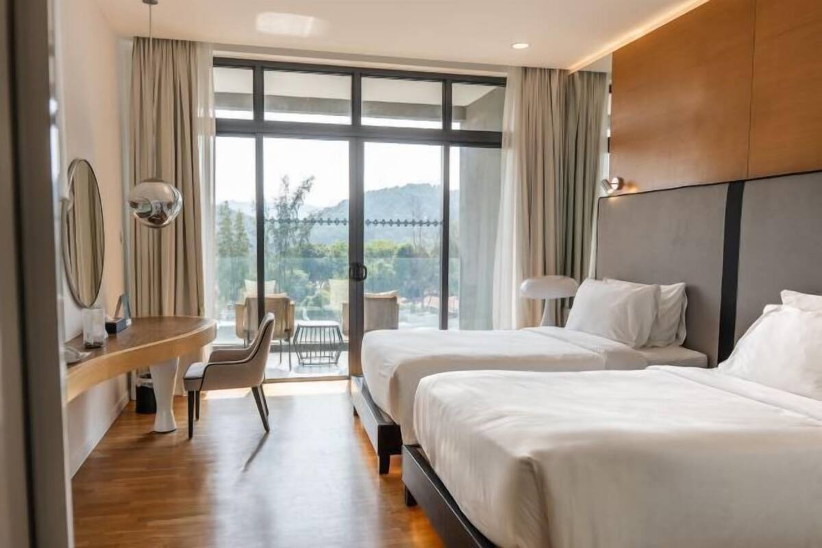 2 bedrooms, minibar, in-room safe, desk