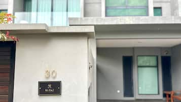 Entrada de un edificio con un letrero que dice "30 RY-YAZ" y el número "30" encima.