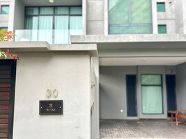 Entrada de un edificio con un letrero que dice "30 RY-YAZ" y el número "30" encima.