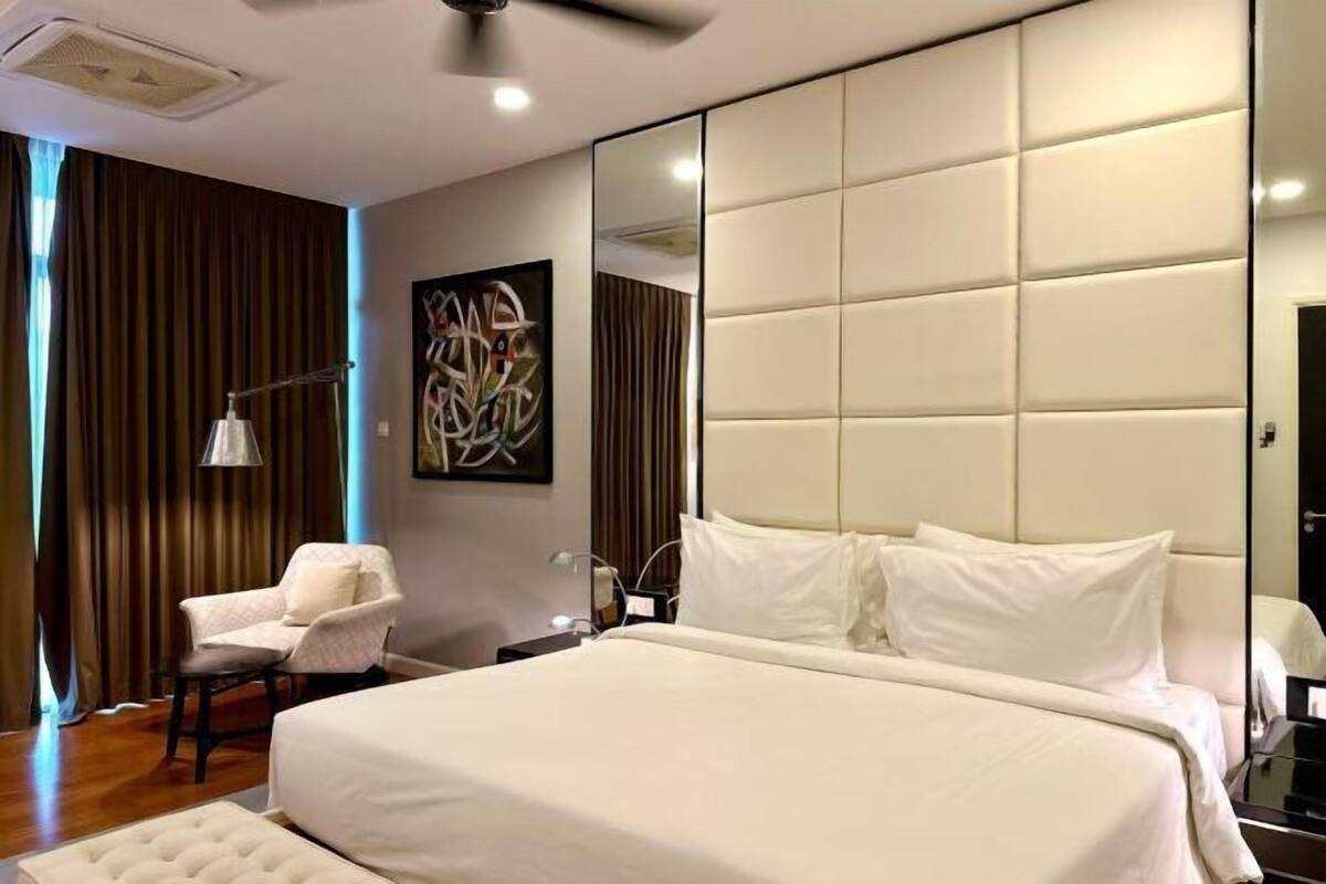 2 bedrooms, minibar, in-room safe, desk