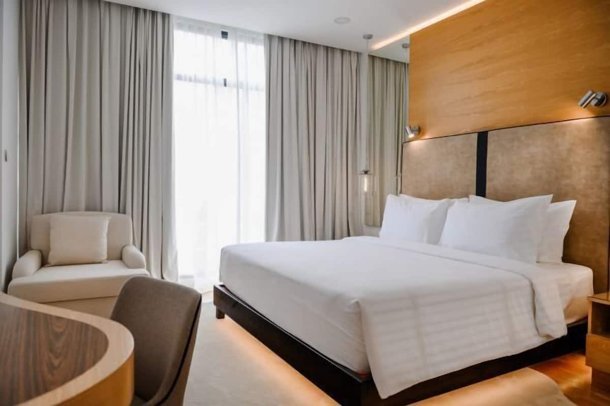 2 kamar tidur, minibar, brankas, dan meja kerja