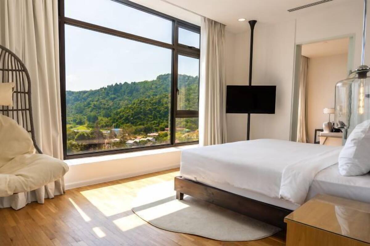 2 bedrooms, minibar, in-room safe, desk