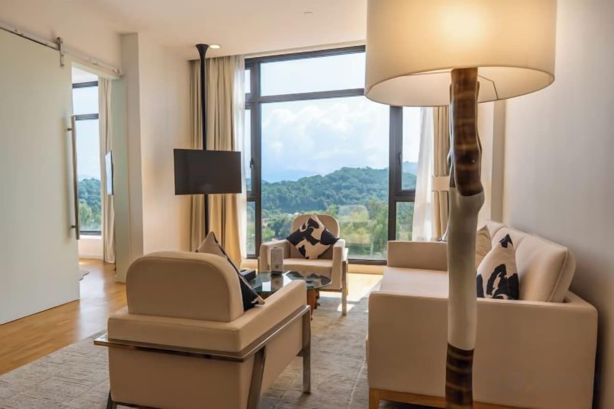 Living area | 40-inch flat-screen TV with digital channels, TV