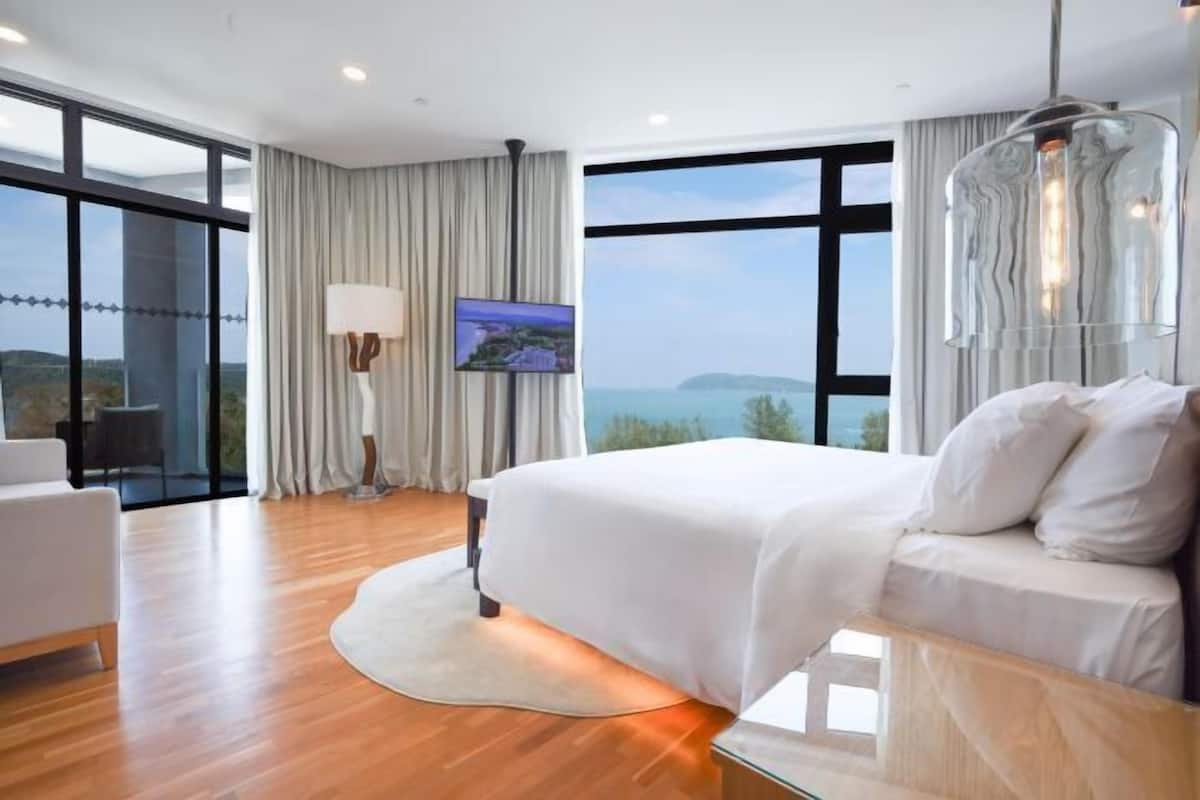 2 bedrooms, minibar, in-room safe, desk