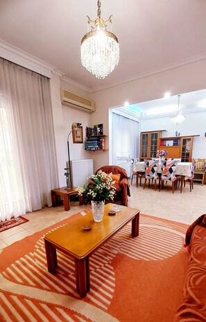 Smart TV, video game console, DVD player, books - "Decoupage Art Design" 3rooms Thessaloniki Big House110m FREE PARKING Breakfast! (Νεάπολη)