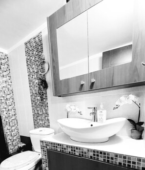 Combined shower/bathtub, hair dryer, bathrobes, slippers - "Decoupage Art Design" 3rooms Thessaloniki Big House110m FREE PARKING Breakfast! (Νεάπολη)