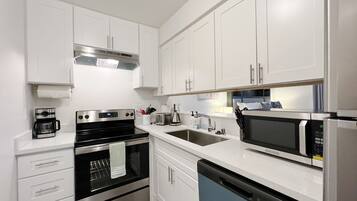 Een koelkast, een magnetron, een oven, een kookplaat