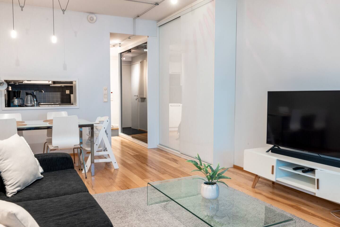 Deluxe Studio | Living room | 36-inch flat-screen TV with cable channels, TV
