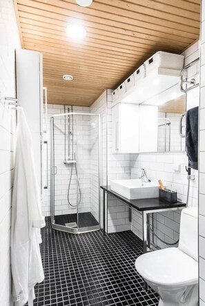 Deluxe Studio | Bathroom | Shower, hair dryer, towels, soap - 2ndhomes Deluxe Studio w Sauna & Balcony (Helsinki)