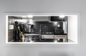 Estudio Deluxe | Cocina privada | Frigorífico, microondas, horno y placa de cocina