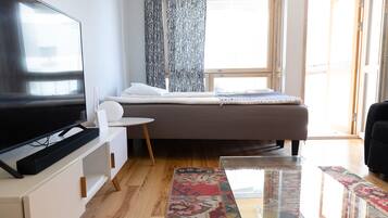 Deluxe Studio | Iron/ironing board, cribs/infant beds, free WiFi, bed sheets